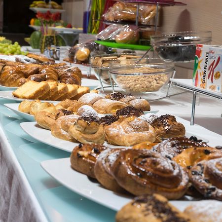 Gran Hotel Lakua Витория-Гастейс Екстериор снимка A buffet of pastries