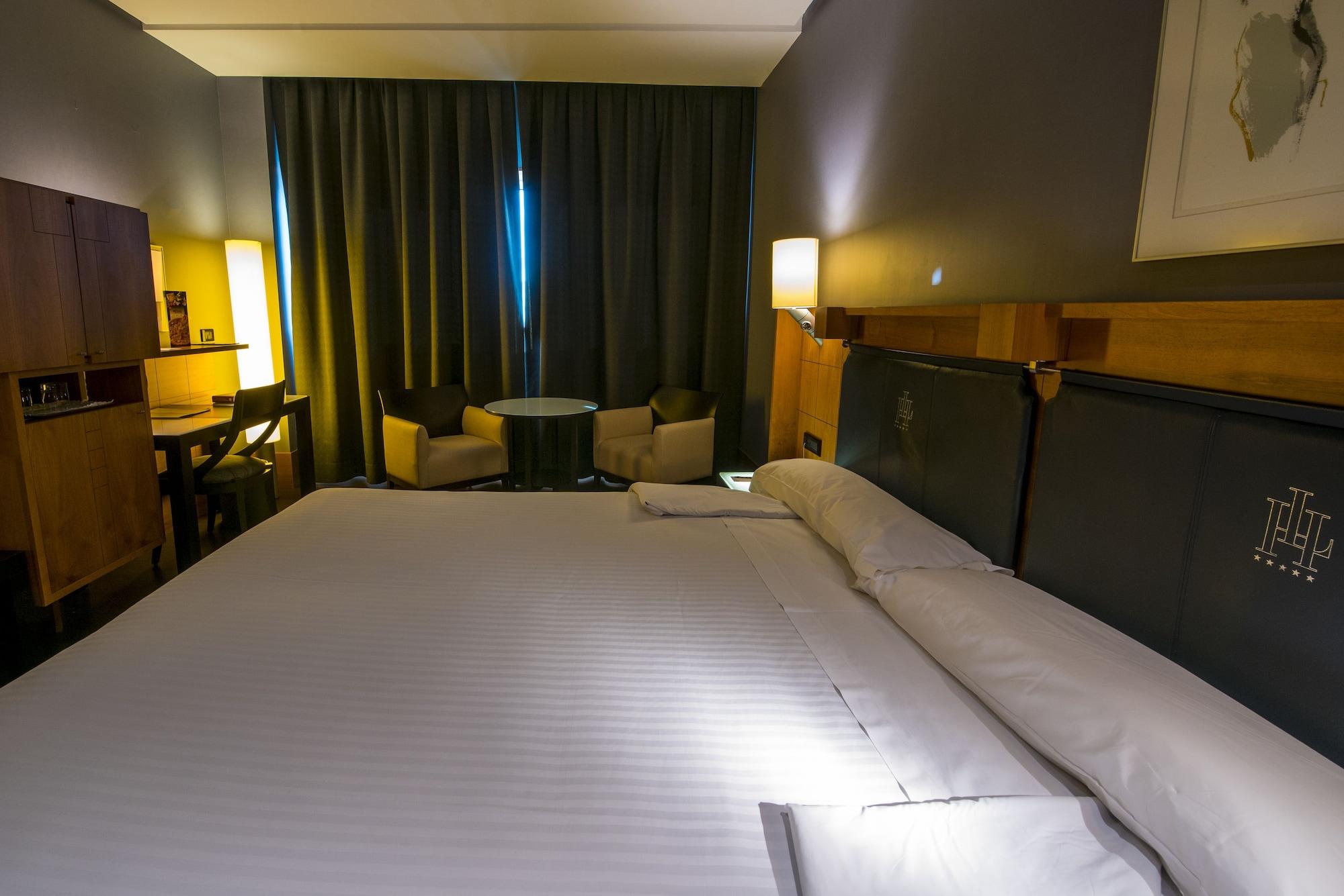 Gran Hotel Lakua Витория-Гастейс Екстериор снимка A room at the hotel