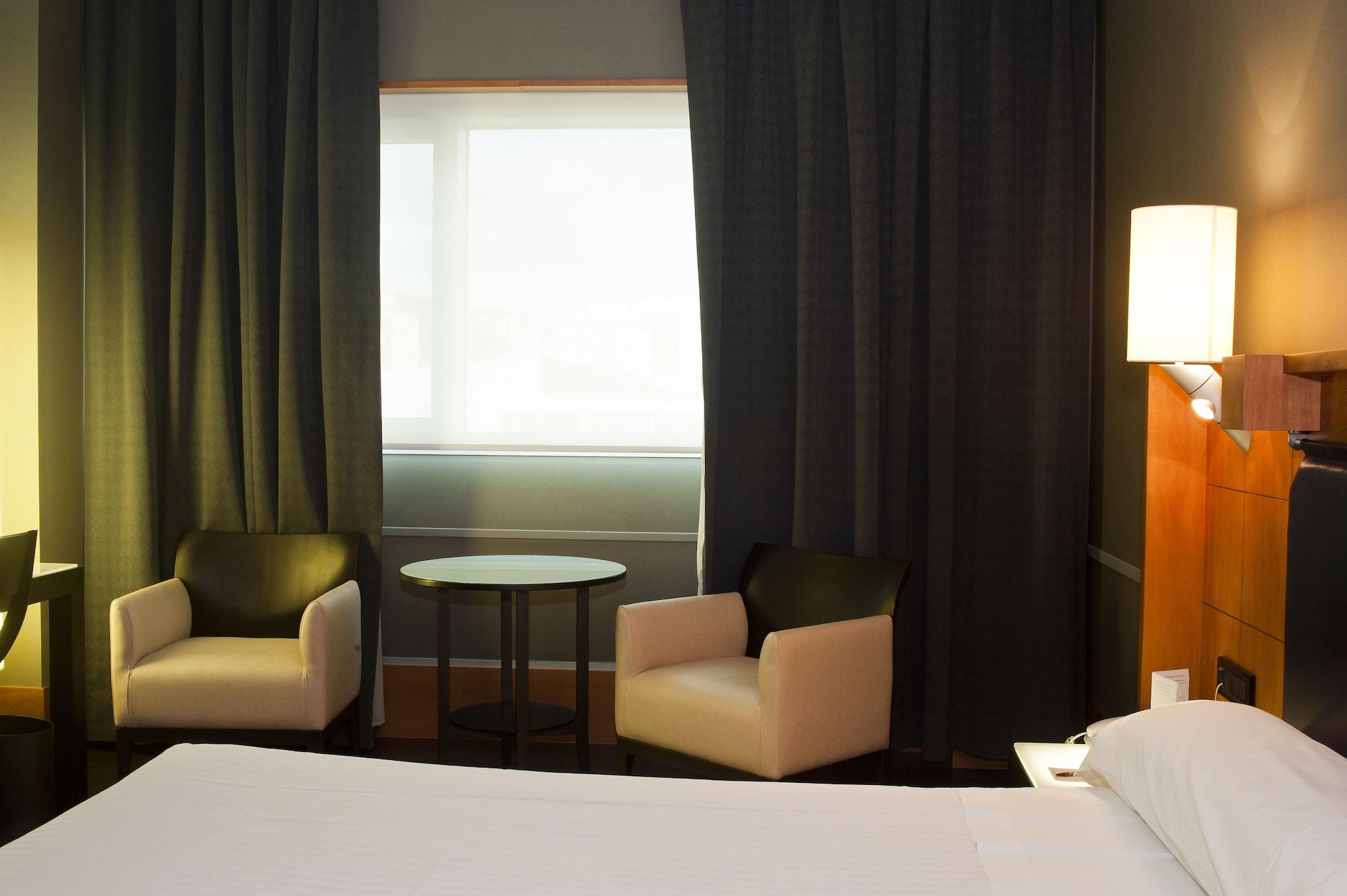 Gran Hotel Lakua Витория-Гастейс Екстериор снимка A room at the hotel