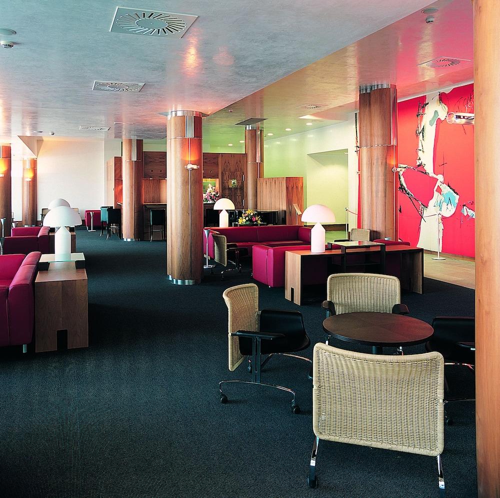 Gran Hotel Lakua Витория-Гастейс Екстериор снимка The lounge at the airport