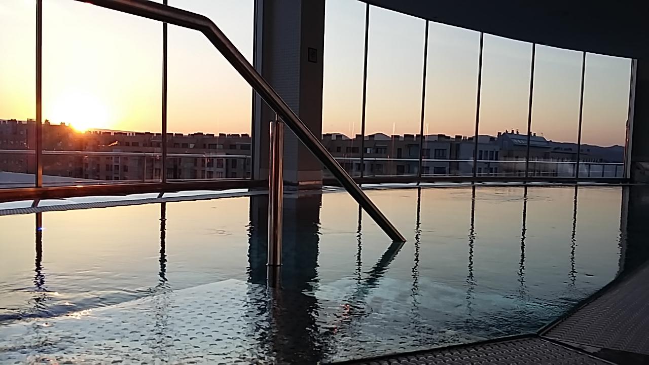 Gran Hotel Lakua Витория-Гастейс Екстериор снимка The rooftop pool at the hotel