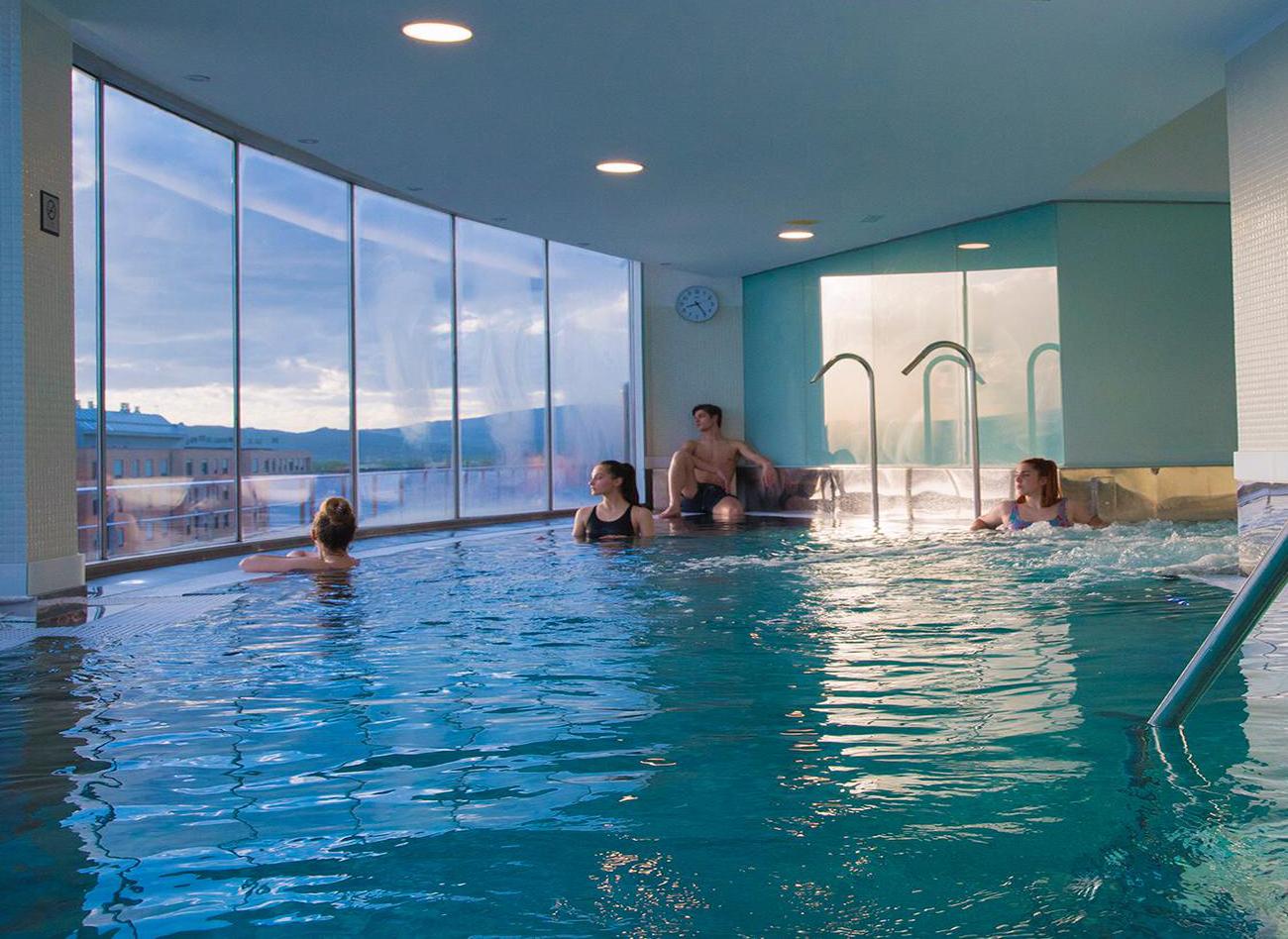 Gran Hotel Lakua Витория-Гастейс Екстериор снимка The thermal pool at the Grand Hotel