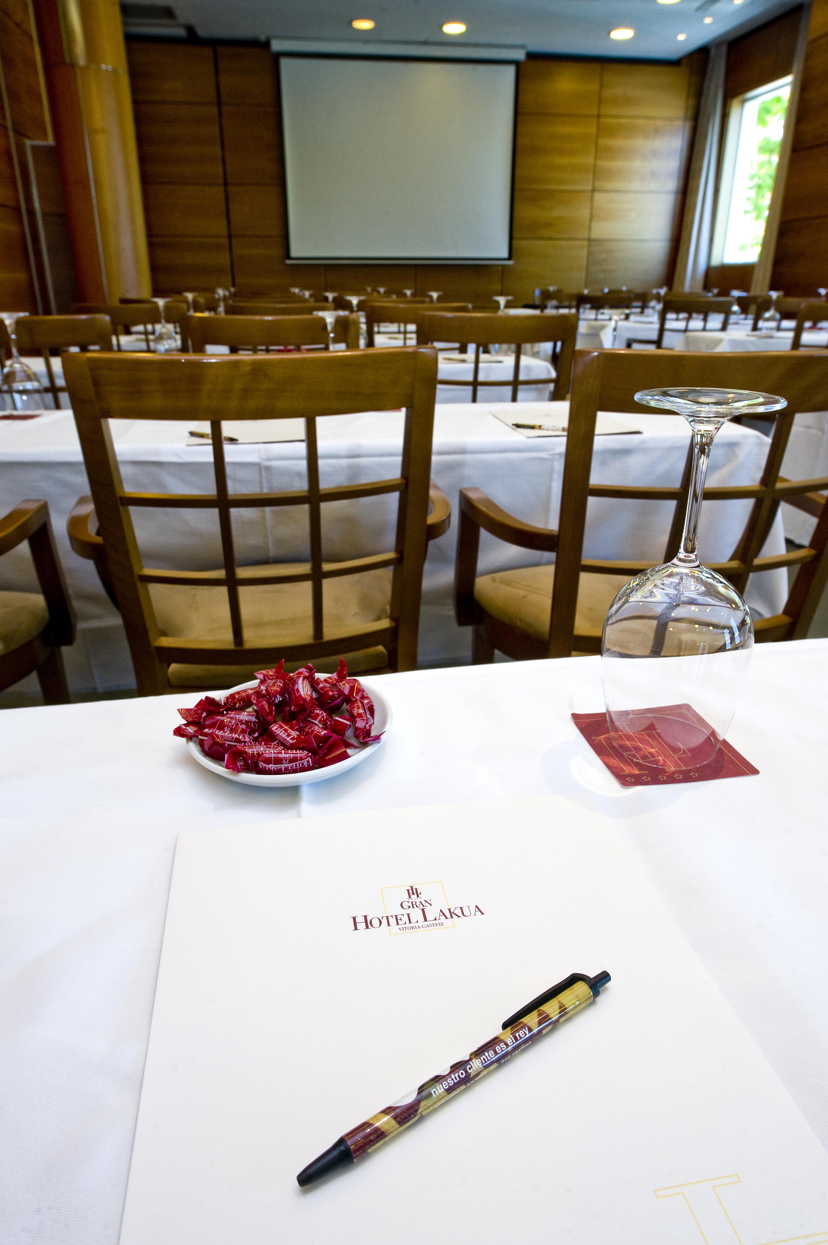 Gran Hotel Lakua Витория-Гастейс Екстериор снимка A bowl of rose petals at a wedding