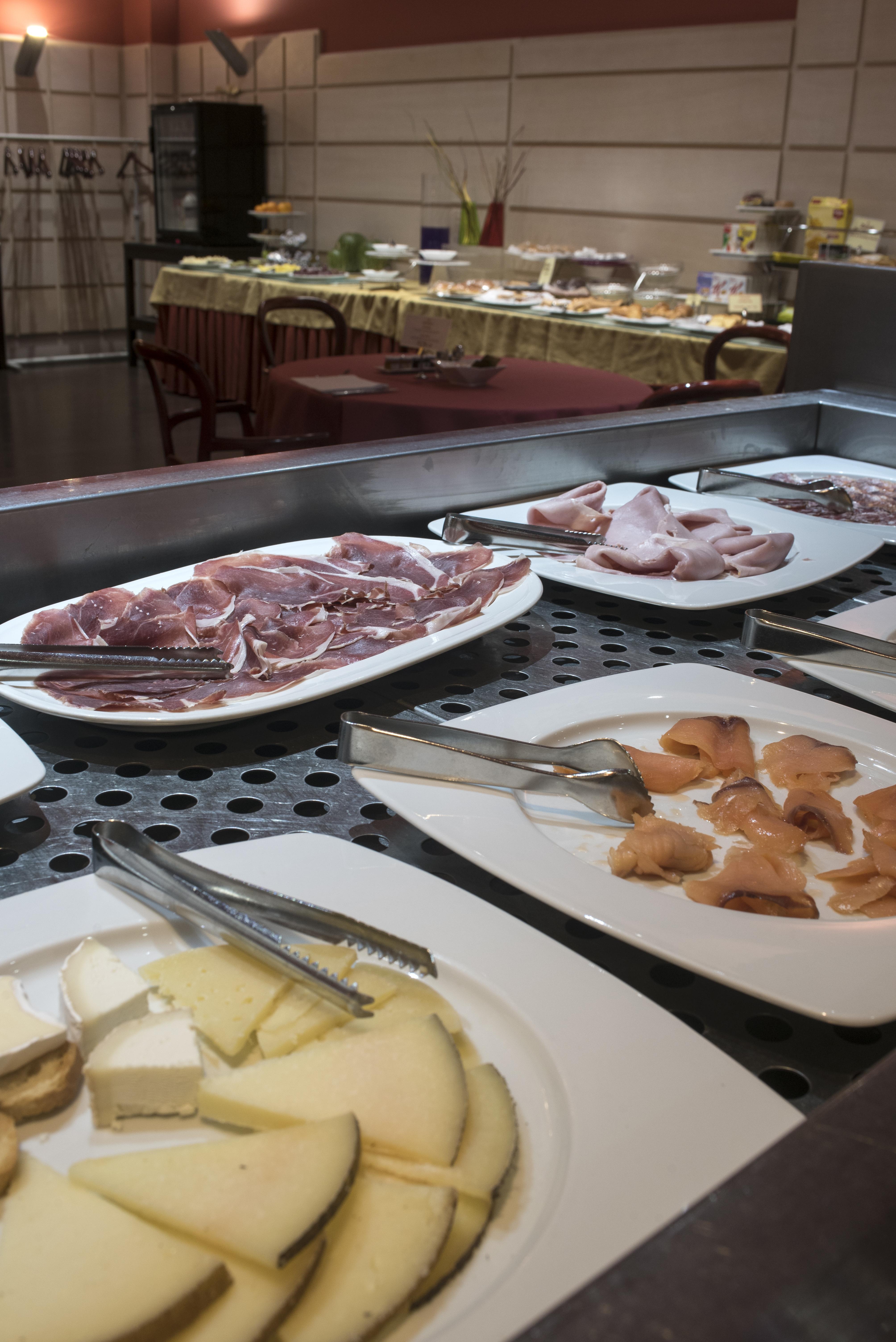 Gran Hotel Lakua Витория-Гастейс Екстериор снимка Cold cuts