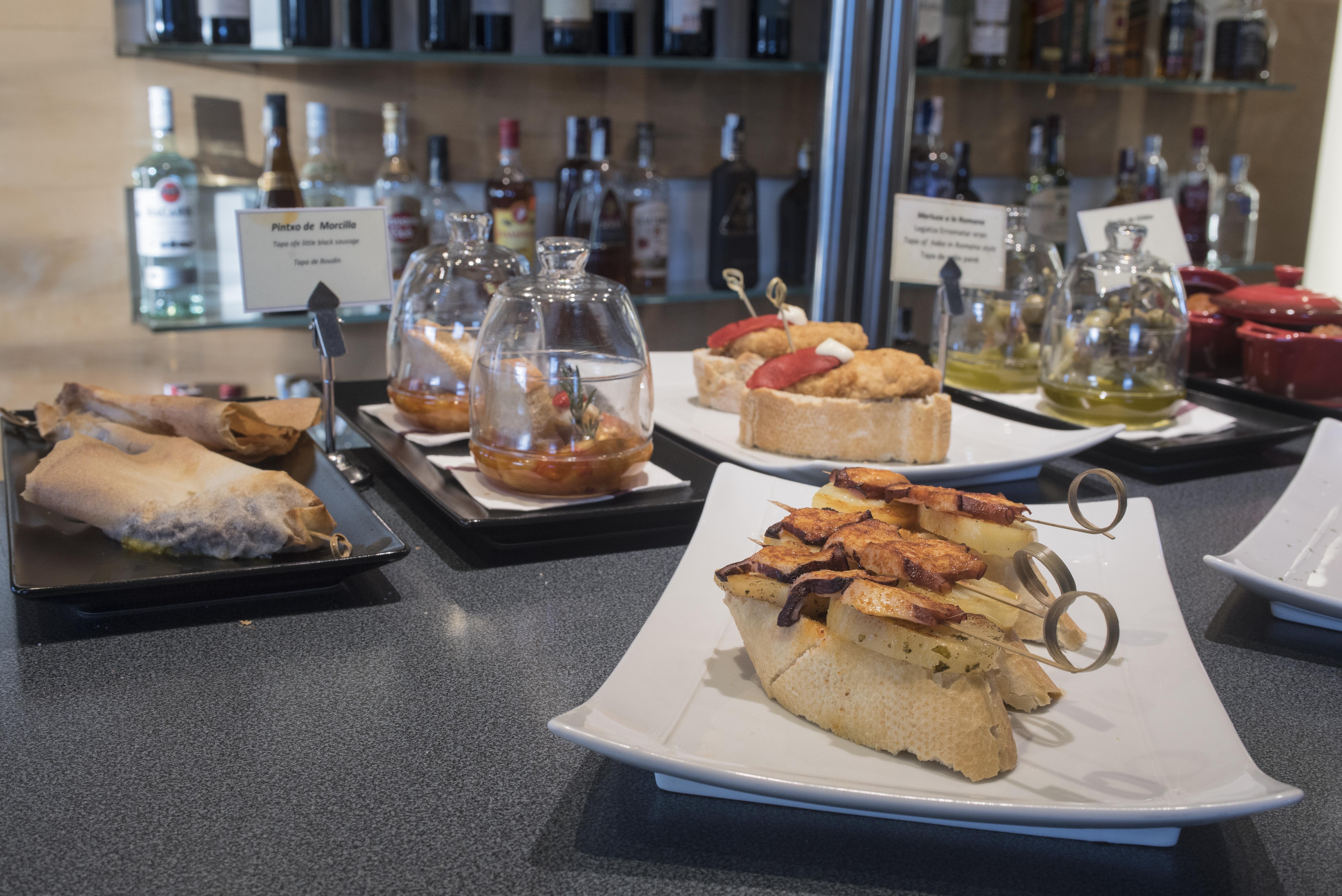 Gran Hotel Lakua Витория-Гастейс Екстериор снимка Pintxo tapas