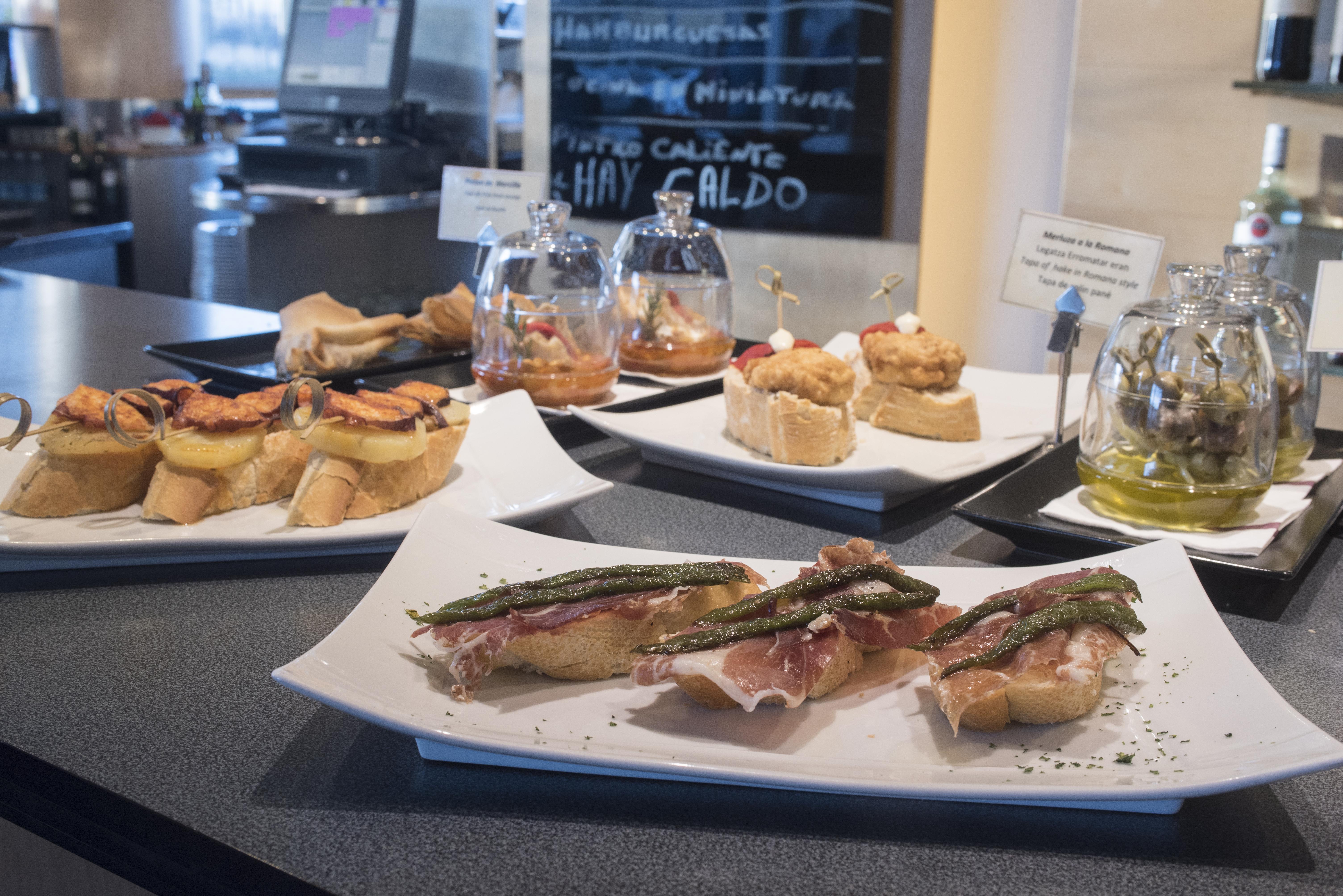 Gran Hotel Lakua Витория-Гастейс Екстериор снимка Pintxo tapas