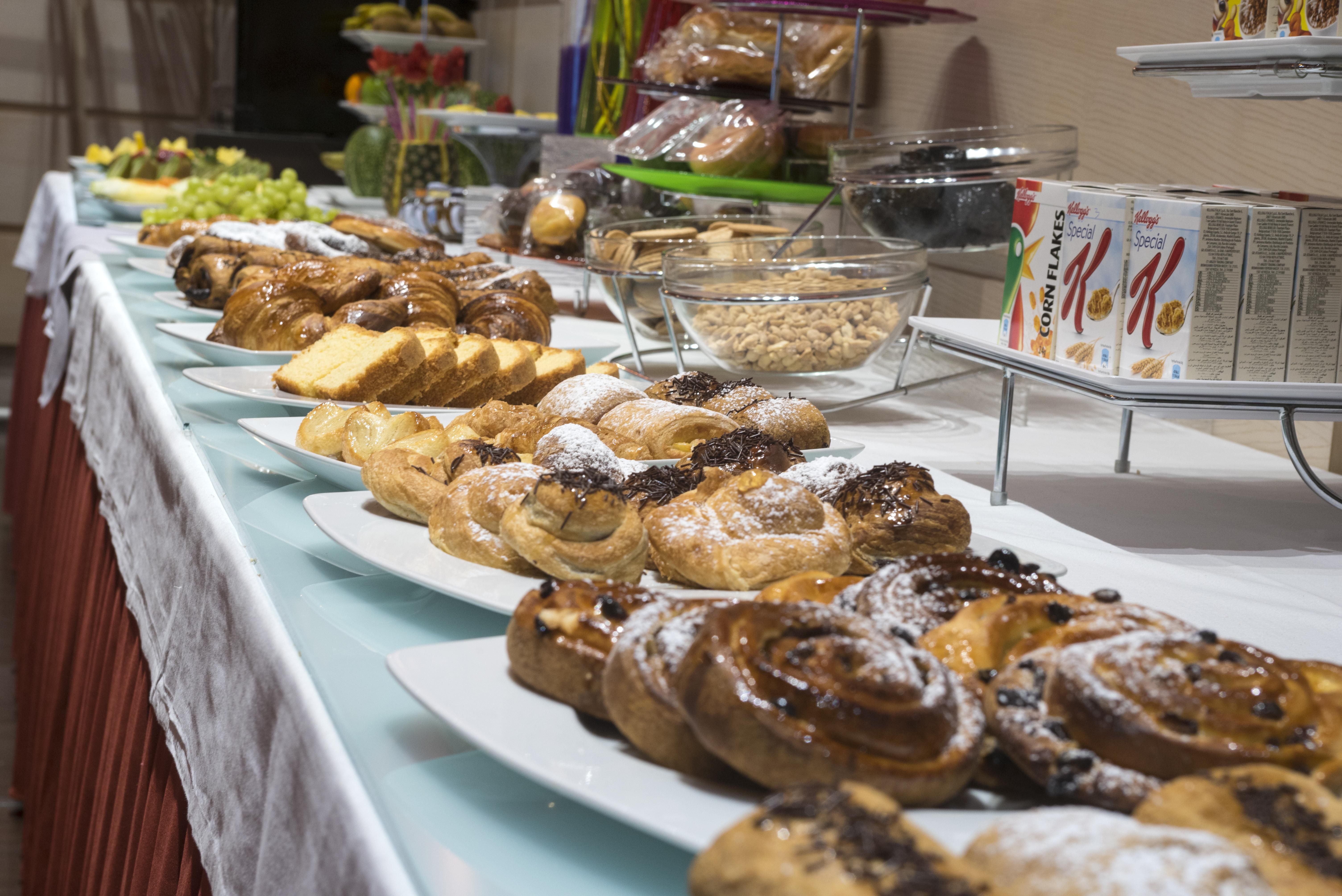 Gran Hotel Lakua Витория-Гастейс Екстериор снимка A buffet of pastries