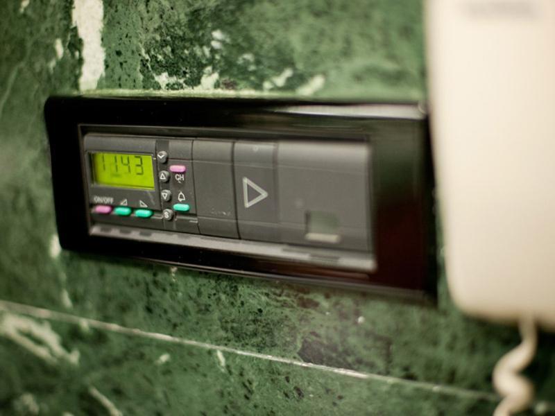 Gran Hotel Lakua Витория-Гастейс Екстериор снимка A programmable thermostat