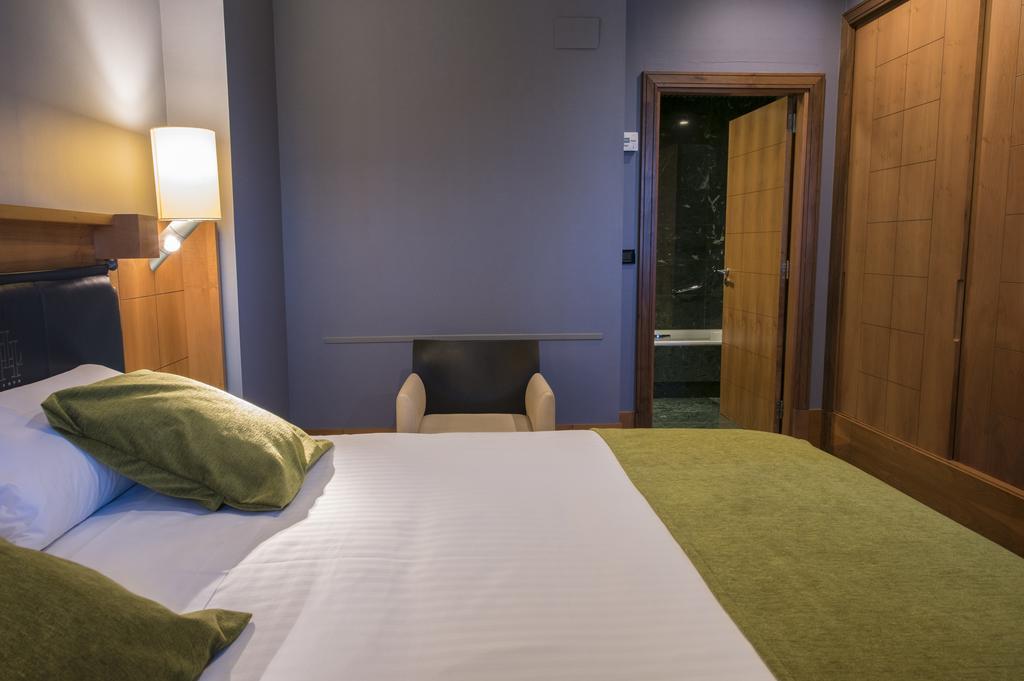 Gran Hotel Lakua Витория-Гастейс Екстериор снимка A room at the hotel