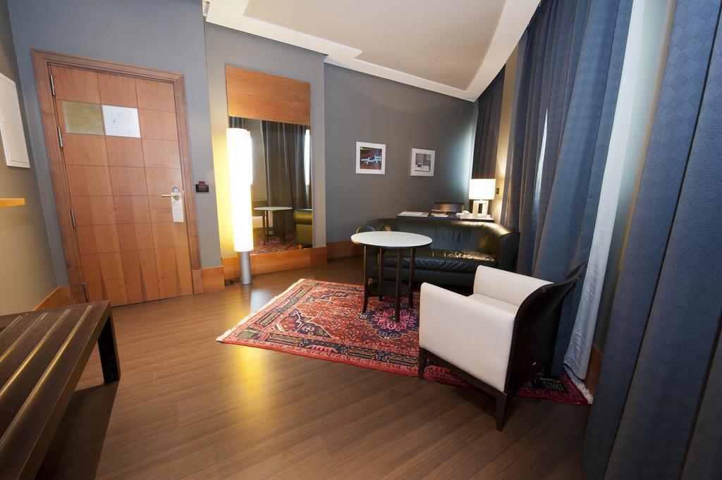 Gran Hotel Lakua Витория-Гастейс Екстериор снимка A suite at the hotel