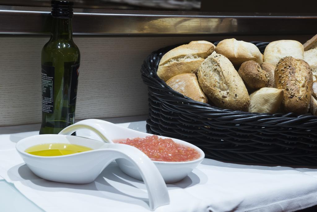 Gran Hotel Lakua Витория-Гастейс Екстериор снимка Olive oil and bread