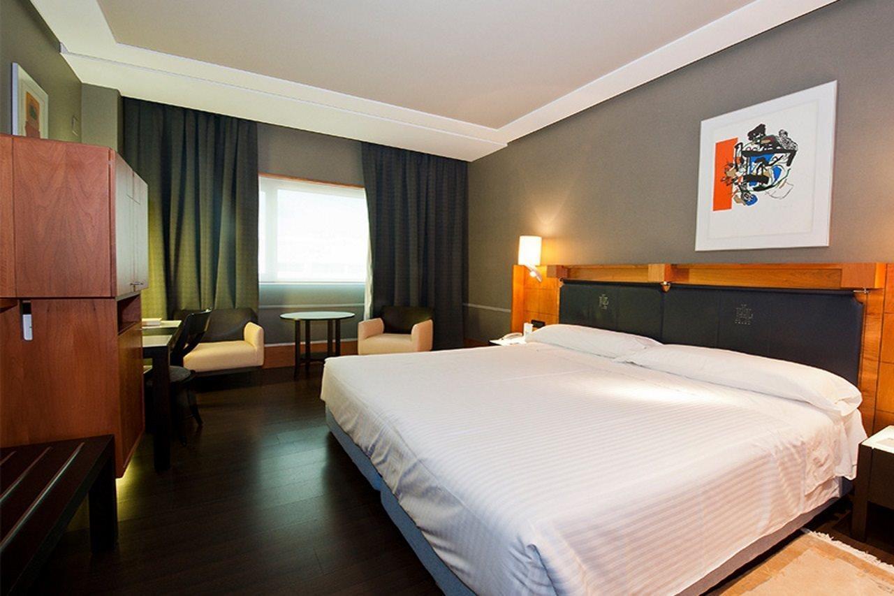 Gran Hotel Lakua Витория-Гастейс Екстериор снимка A room at the hotel