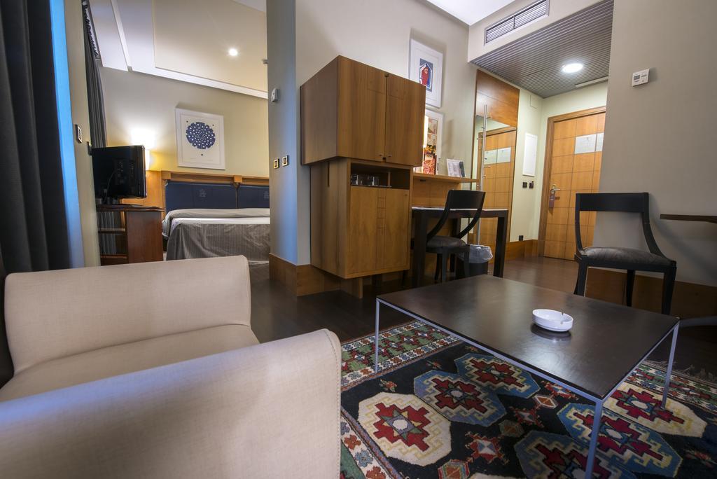 Gran Hotel Lakua Витория-Гастейс Екстериор снимка A suite at the hotel